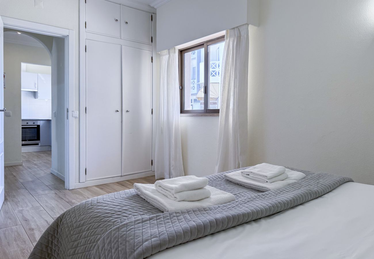 Apartamento em Albufeira - #406 Modern 1BR with Pool | Near Oura Strip