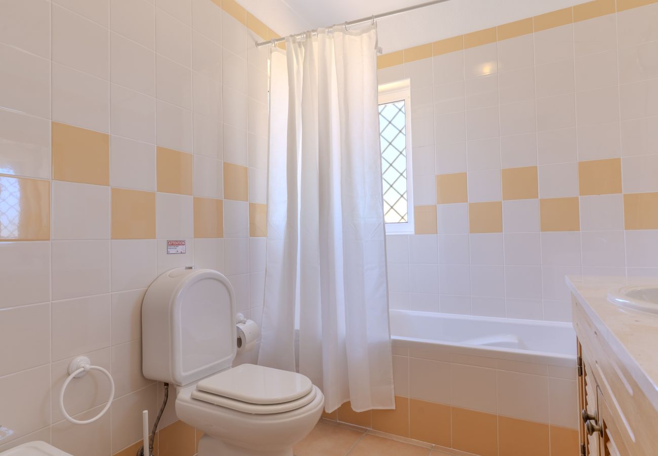 Villa em Albufeira - #416 Spacious Villa | Private Pool, BBQ & Parking