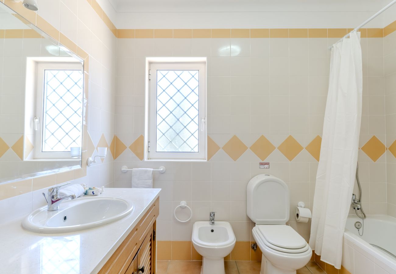 Villa em Albufeira - #416 Spacious Villa | Private Pool, BBQ & Parking