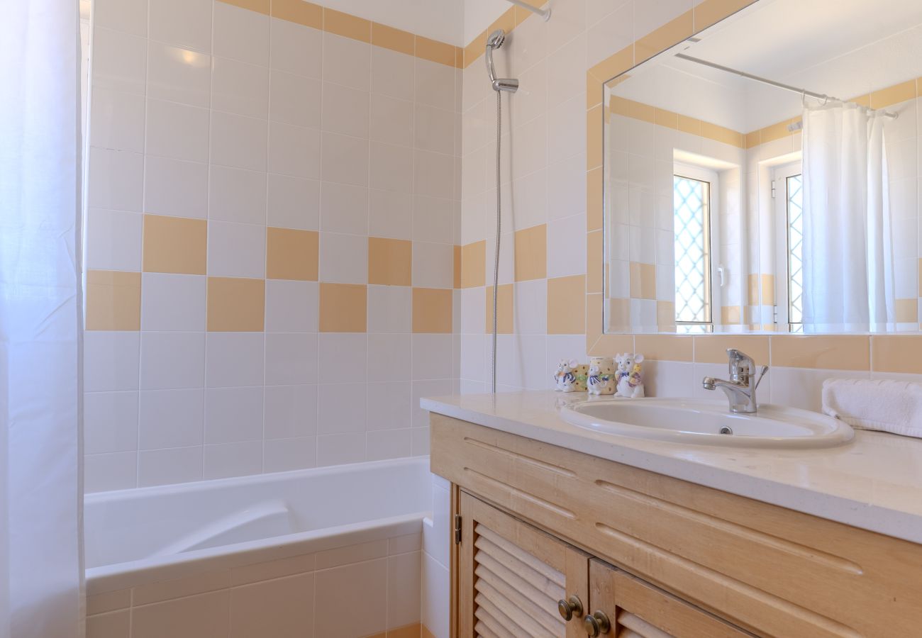 Villa em Albufeira - #416 Spacious Villa | Private Pool, BBQ & Parking