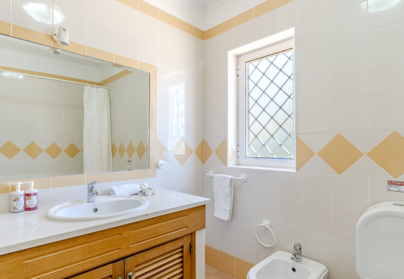 Villa em Albufeira - #416 Spacious Villa | Private Pool, BBQ & Parking