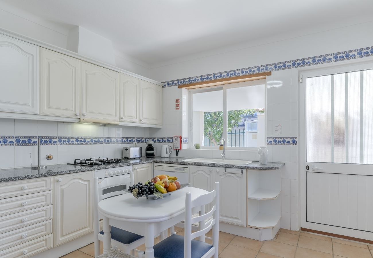 Villa em Albufeira - #416 Spacious Villa | Private Pool, BBQ & Parking