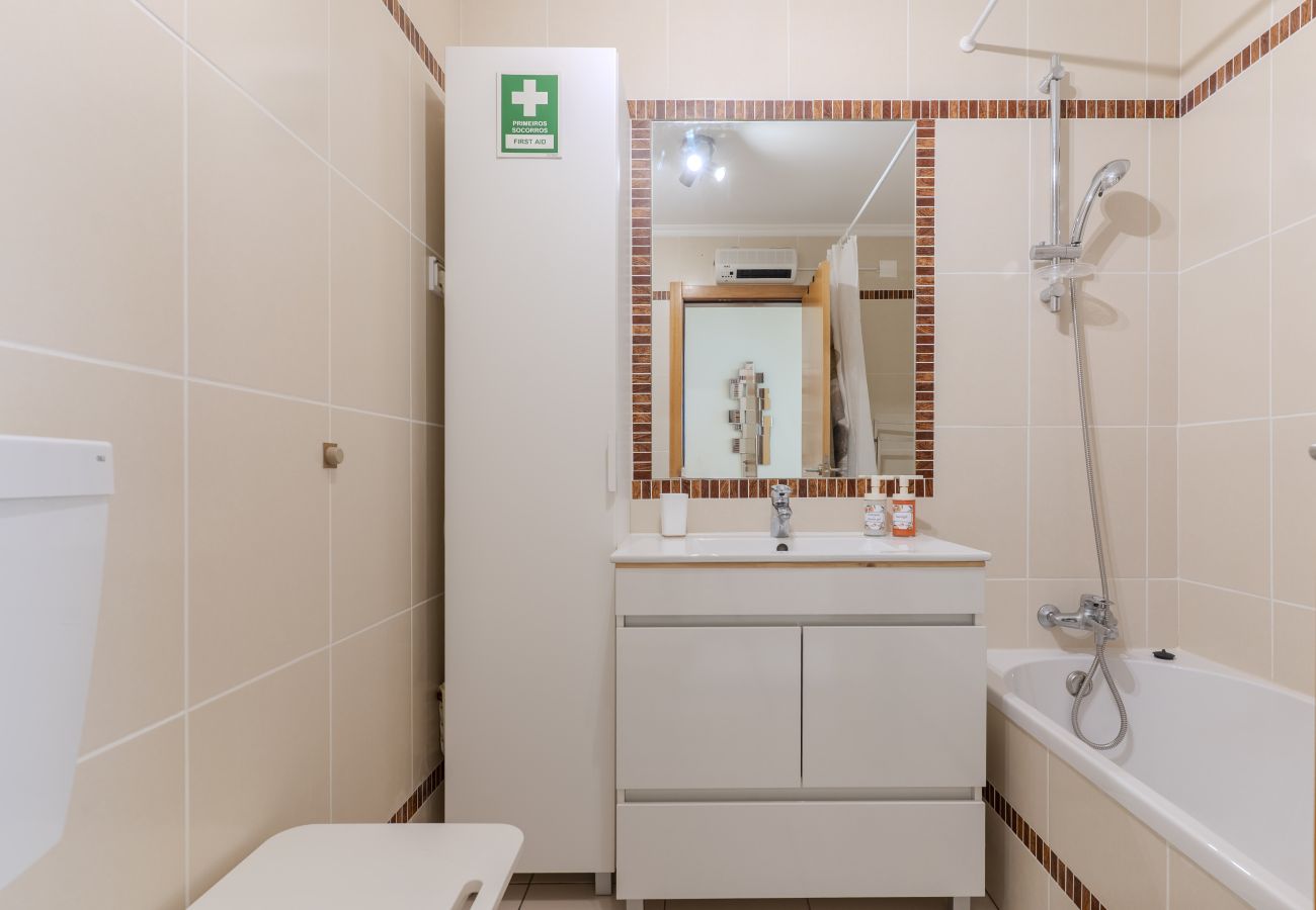 Apartamento em Albufeira - #418 Cozy & Bright Apartment | Spacious Retreat with Shared Pool